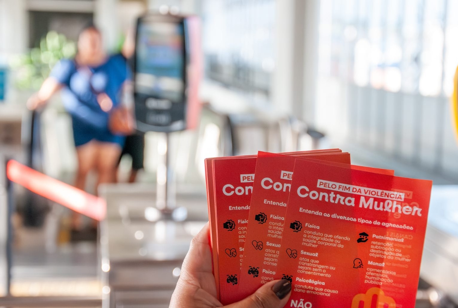 Ação orienta usuários da Trensurb sobre rede municipal de proteção à mulher