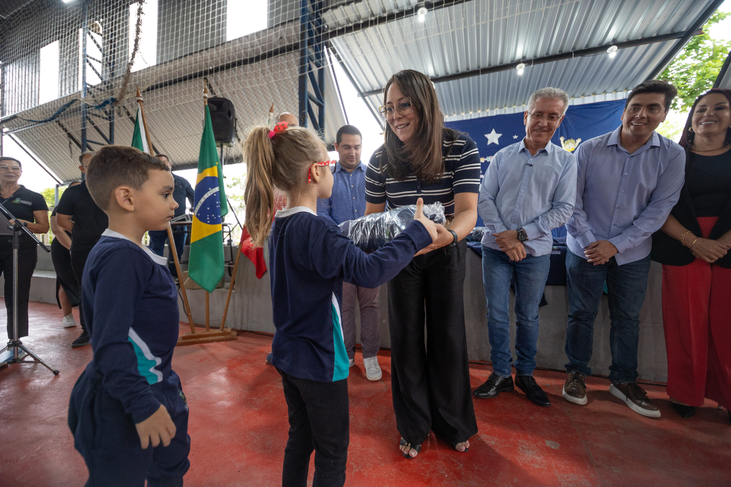 Canoas realiza entrega simbólica de kits de uniformes para alunos da rede municipal