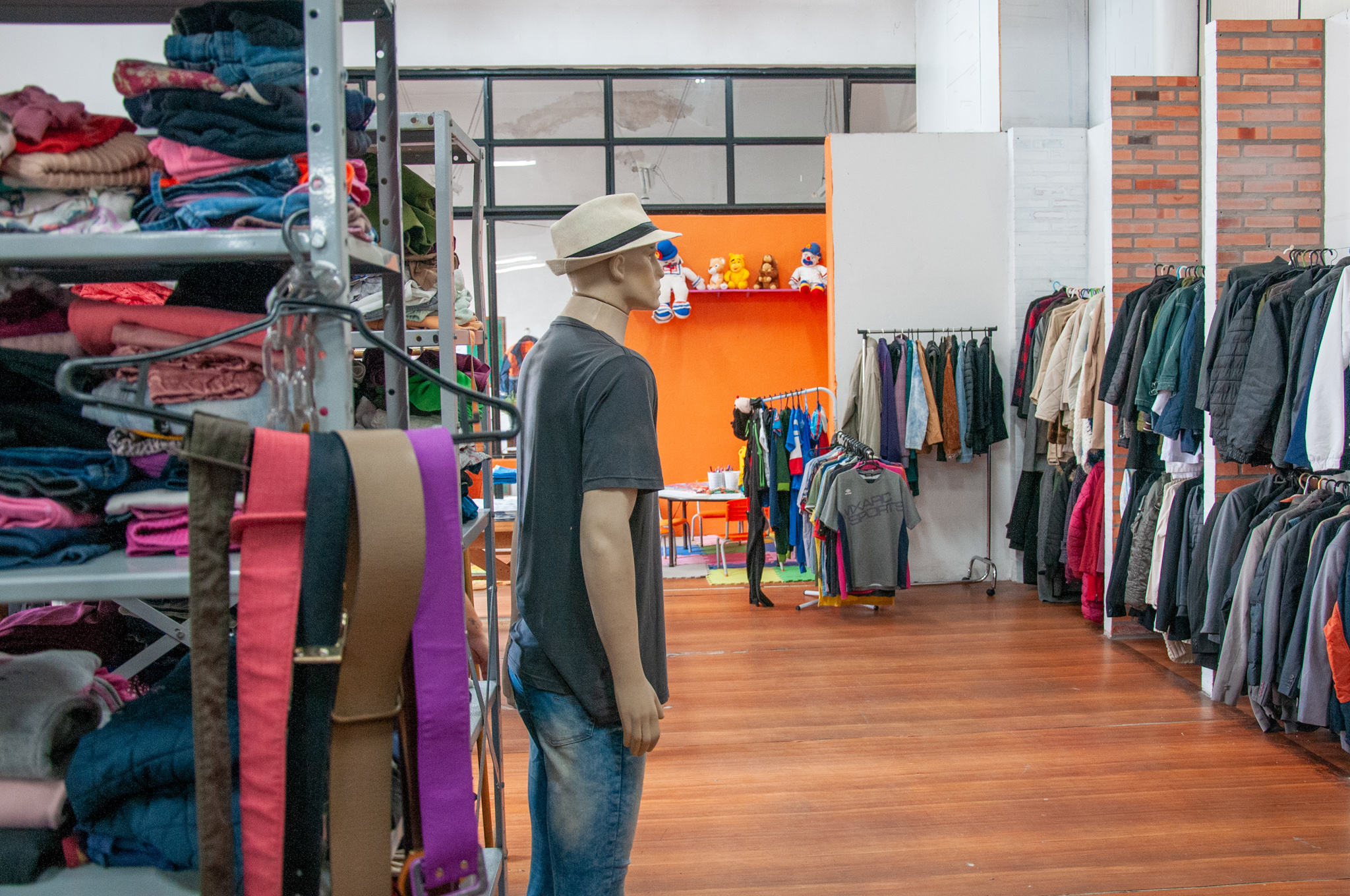 Canoas inaugura loja solidária Veste Amor para doação de roupas