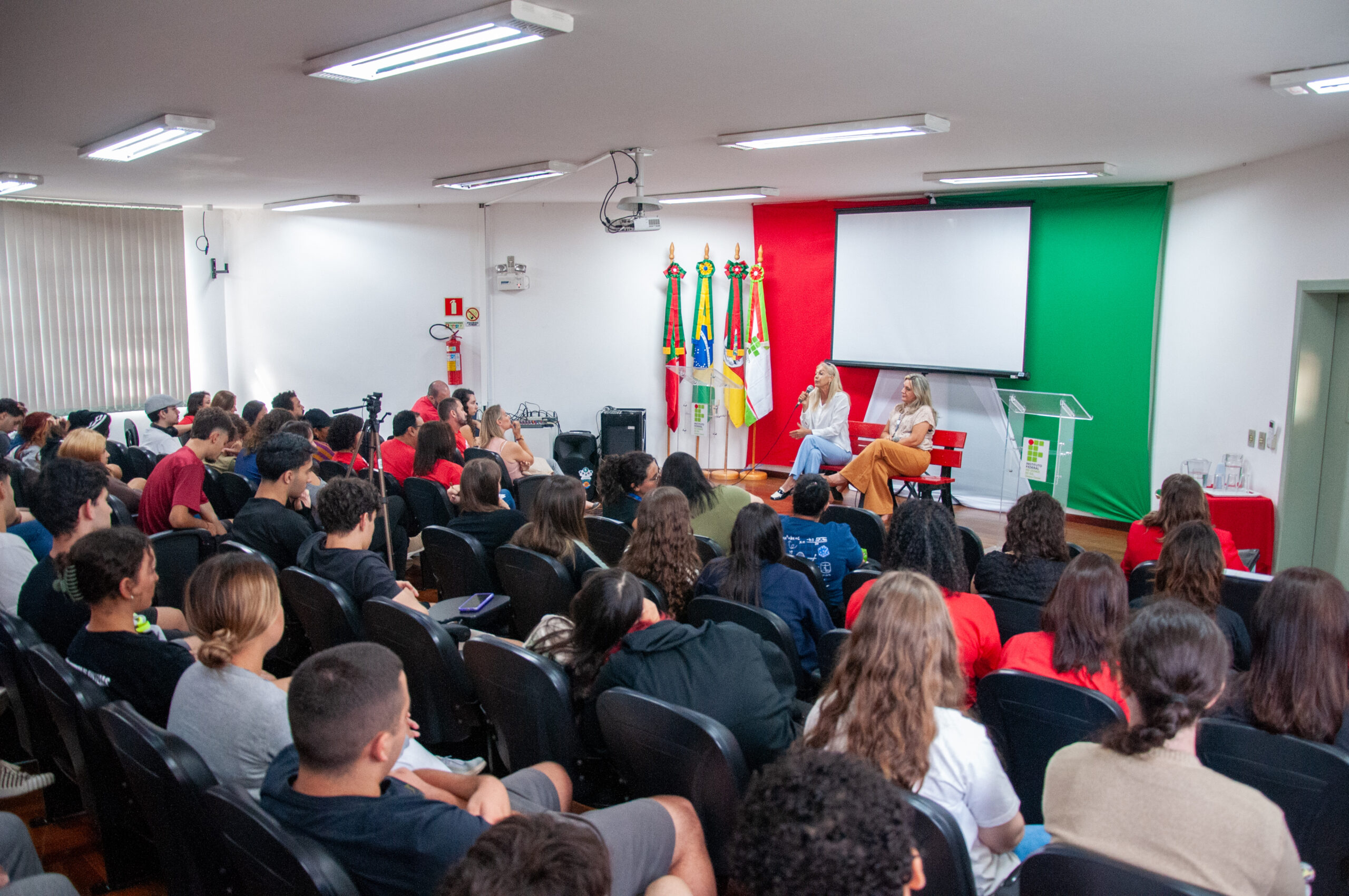 Secretaria da Mulher marca presença na inauguração do Banco Vermelho no IFRS Canoas