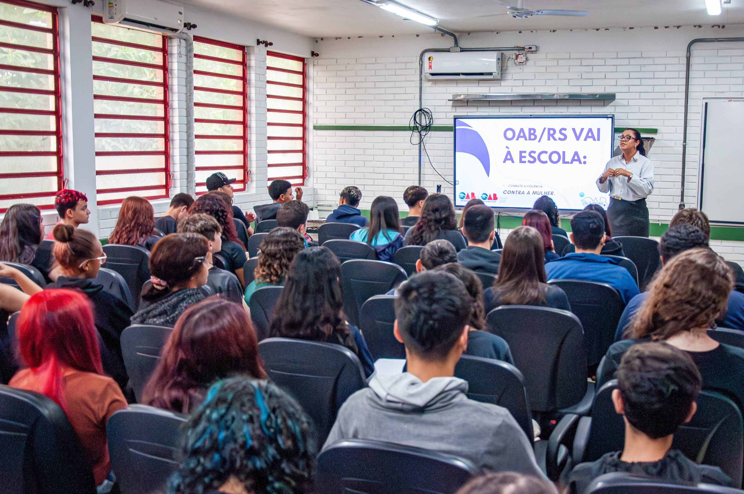 Alunos da EMEF Thiago Würth participam de palestra sobre feminicídio