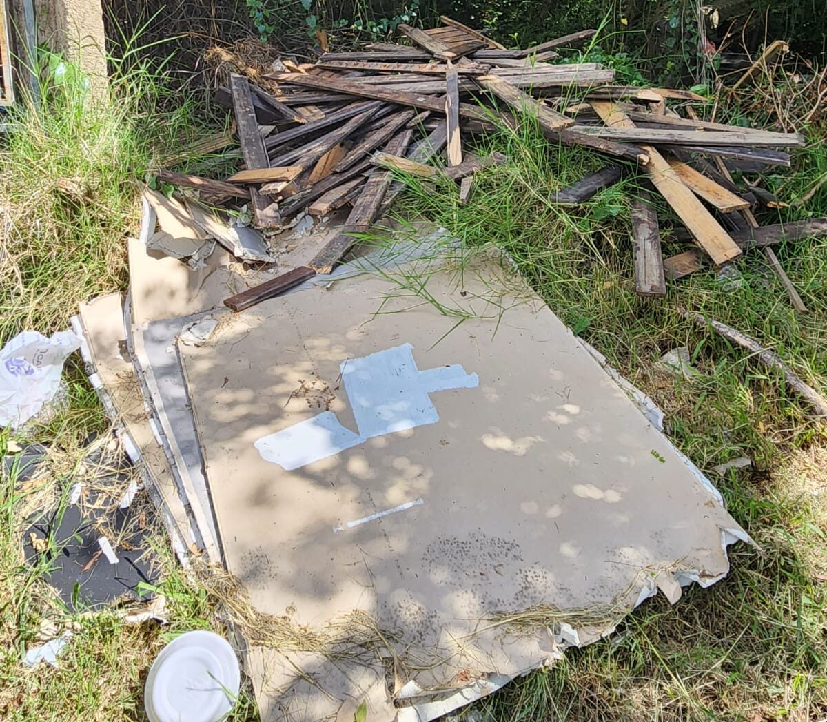 Polícia de Trânsito flagra descarte irregular de lixo no Centro de Canoas