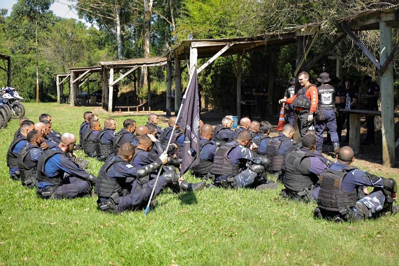 Agentes de trânsito de Canoas concluem curso de patrulhamento tático com motos em Novo Hamburgo