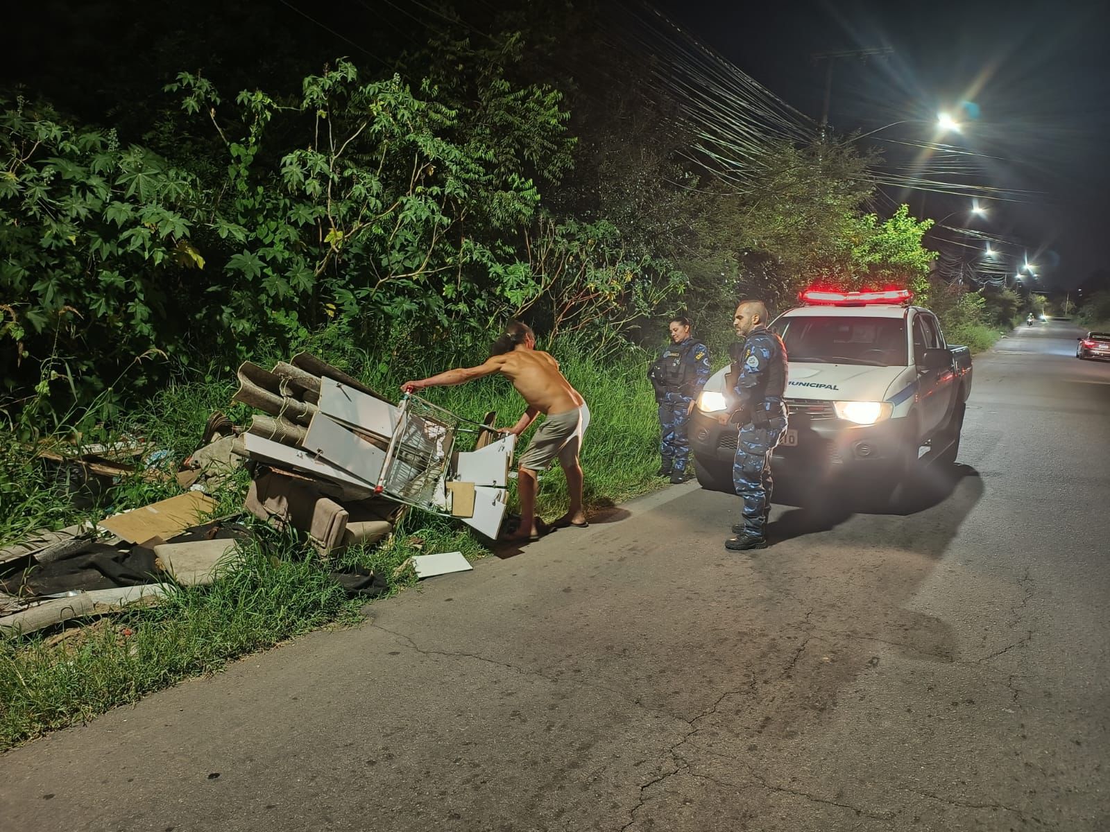 Guarda Municipal flagra descarte irregular de lixo na Estrada do Nazário