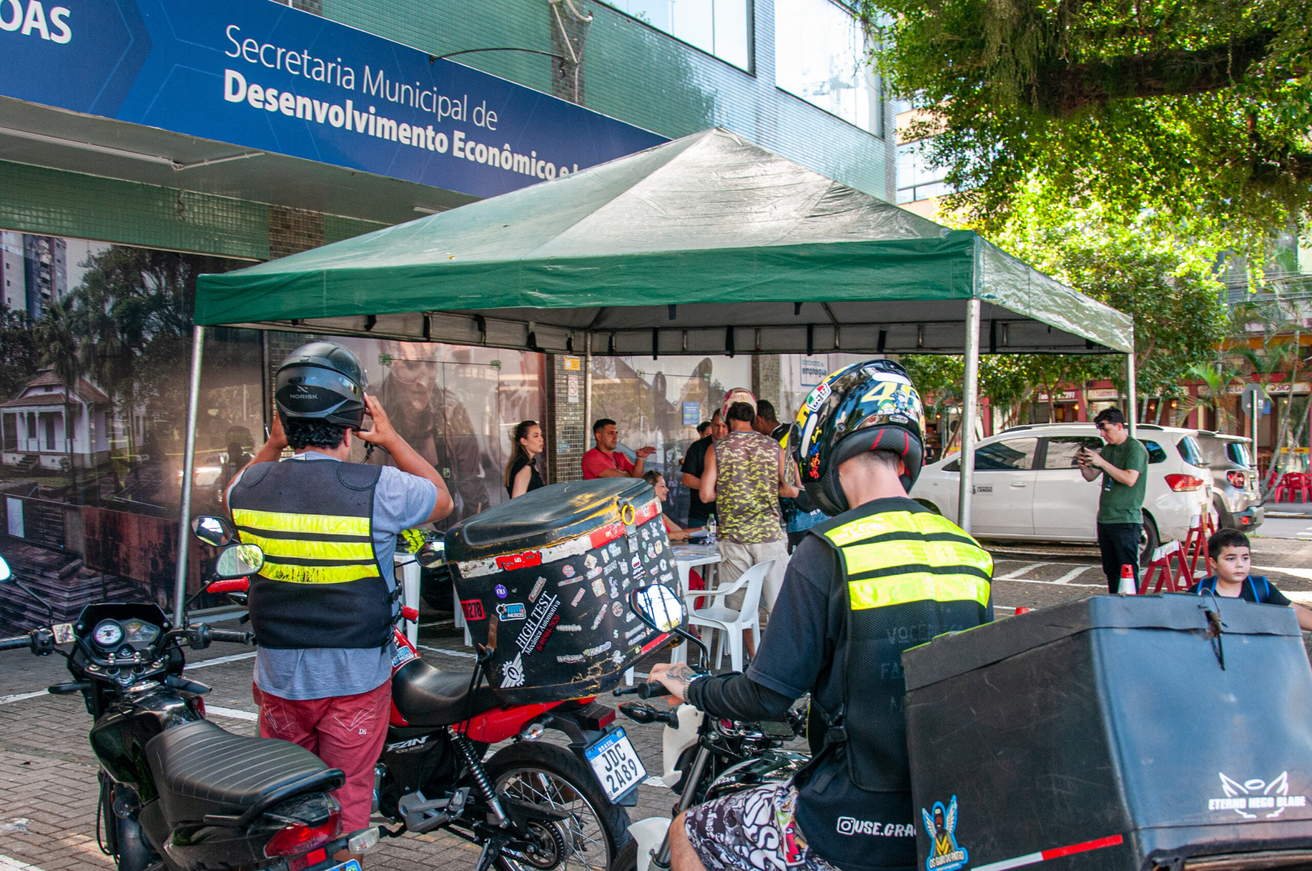 Motoboys e motofretistas ainda podem retirar coletes refletivos gratuitos em Canoas