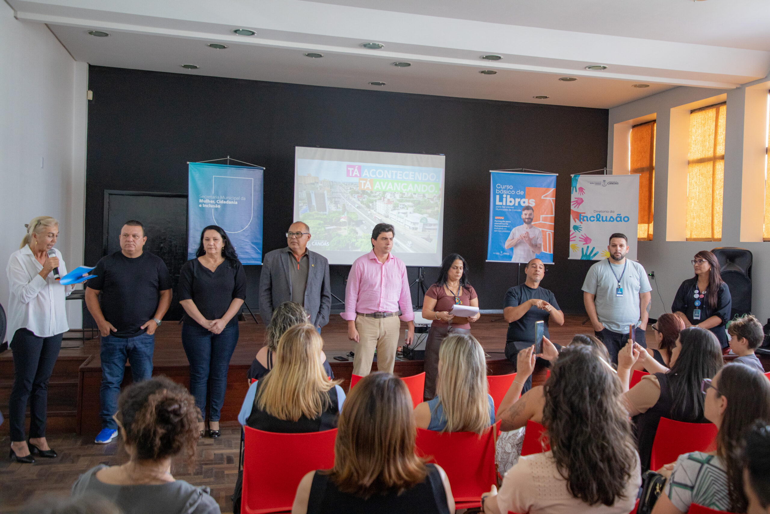 Curso de Libras capacita servidores para atendimento mais inclusivo