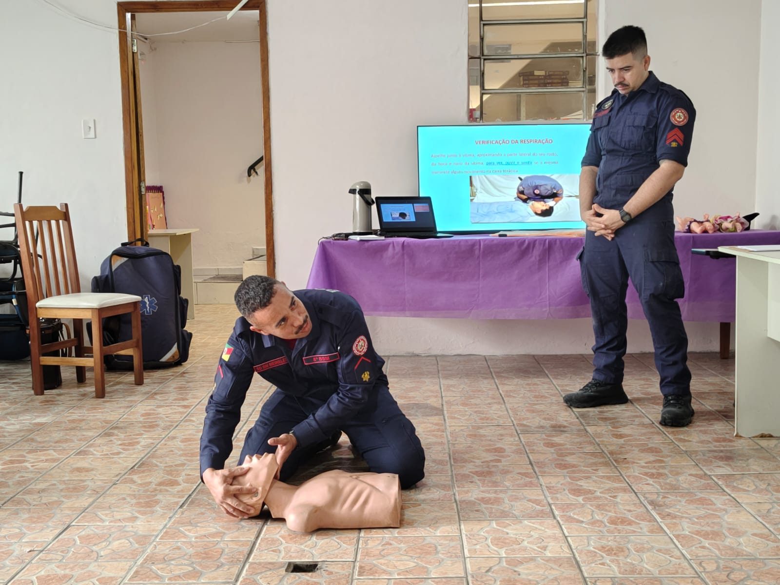 Canoas capacita servidoras em prevenção a incêndios e primeiros socorros