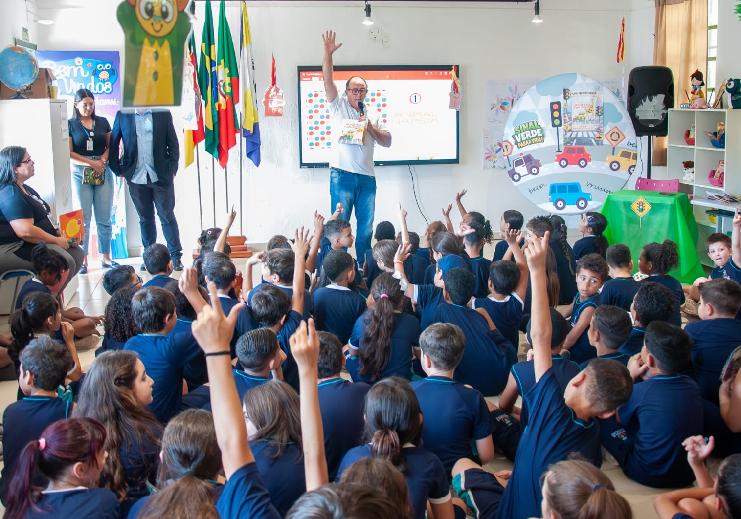 Projeto leva escritores nas escolas e facilita o acesso de alunos aos livros em Canoas