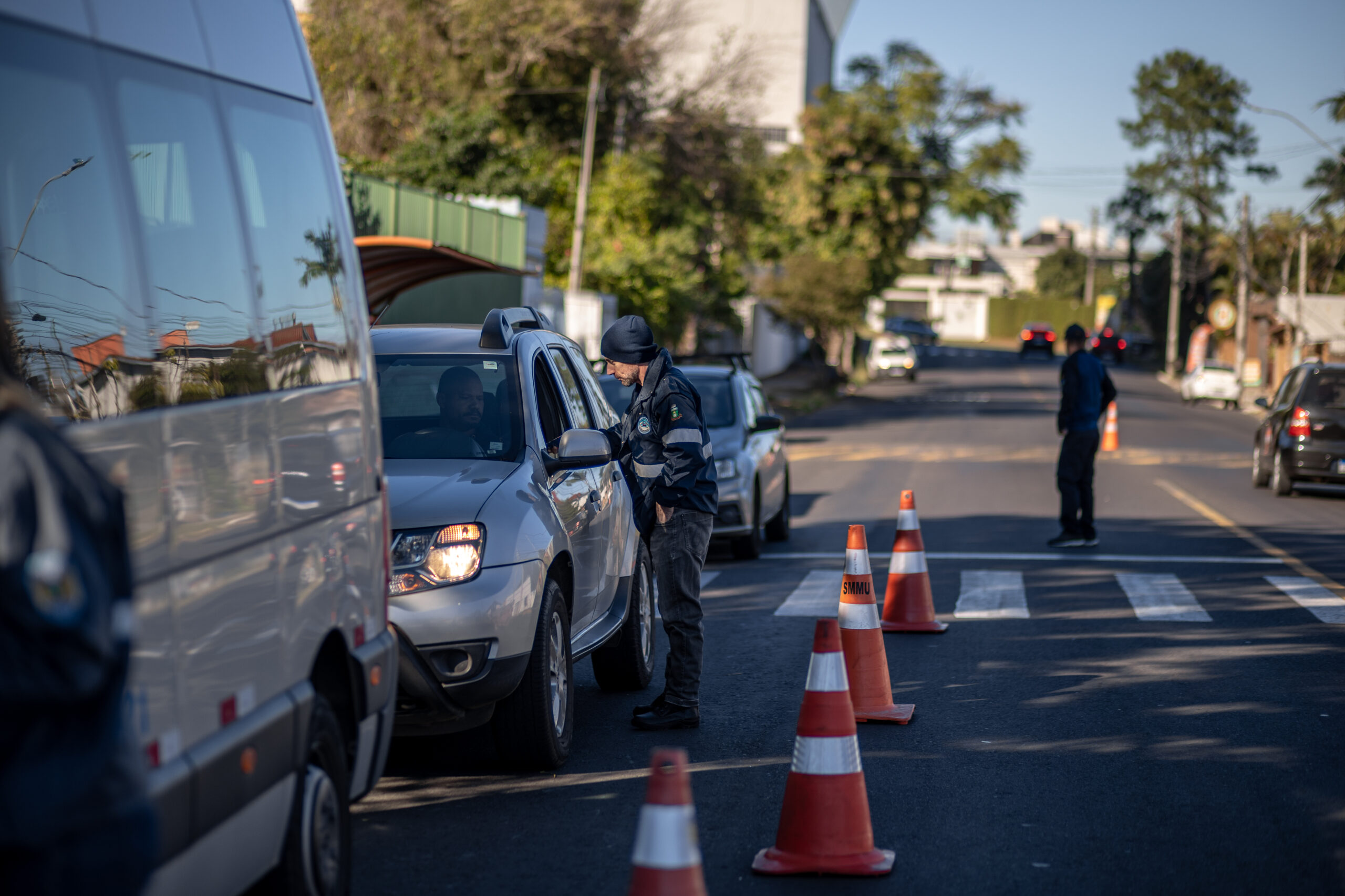 Polícia de Trânsito de Canoas realiza blitz educativa no bairro Estância Velha