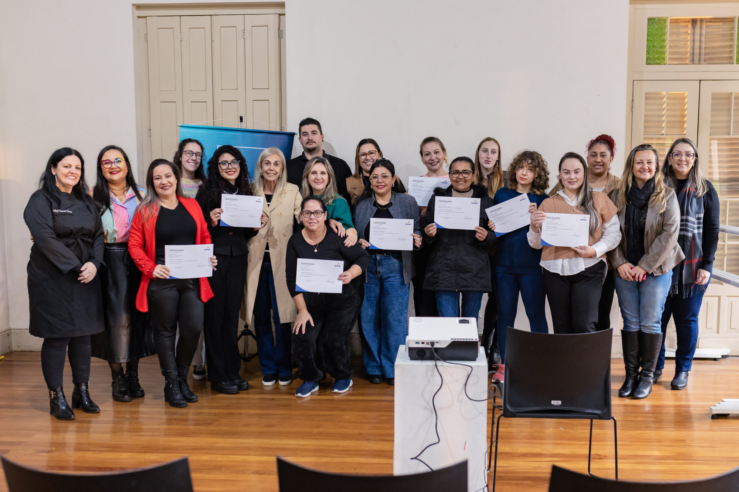 Mulheres recebem certificados de conclusão de cursos gratuitos de capacitação