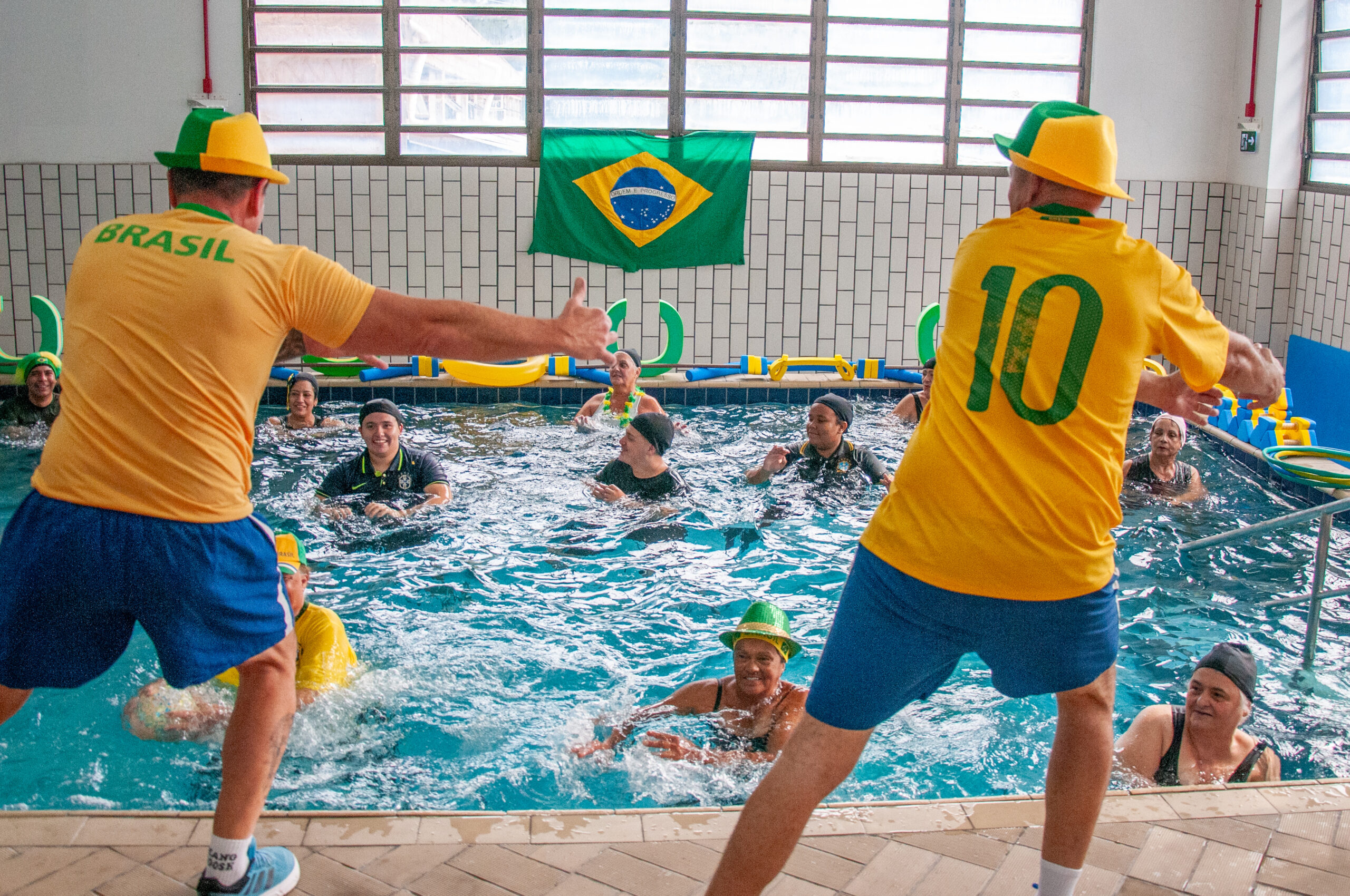 Hidroginástica entra no clima da Copa do Mundo com aula temática