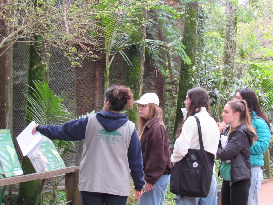 Estudantes da UFRGS iniciam projeto de extensão para aprimorar nutrição e manejo no Zoológico de Canoas