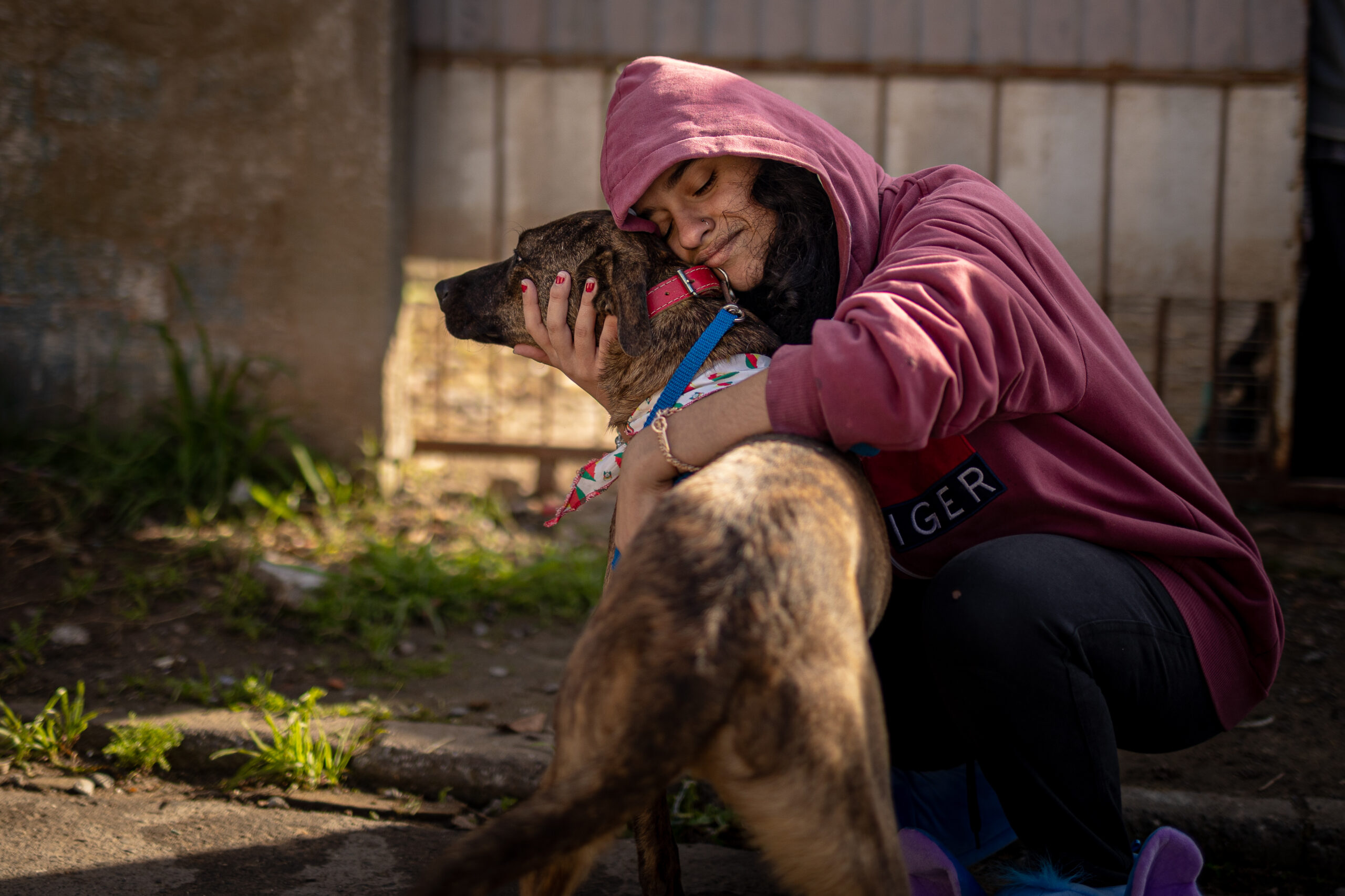 Canoas promove reencontro de tutora com cão resgatado durante a enchente