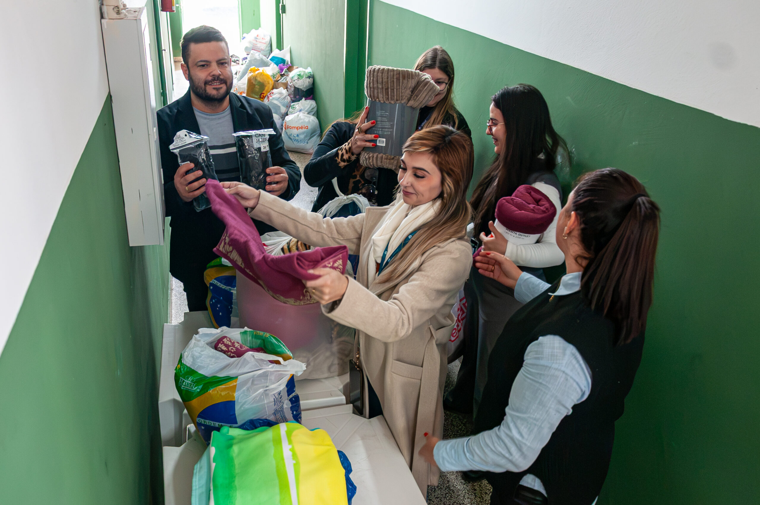 Albergue Municipal recebe agasalhos doados por funcionários de empresa