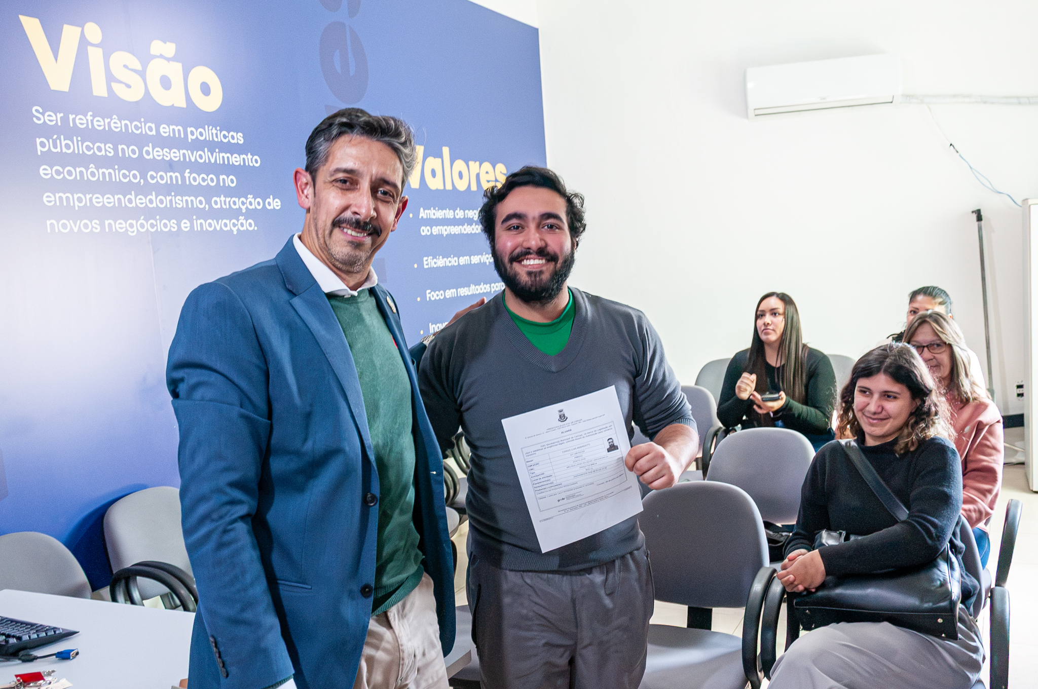 Prefeitura entrega chaves de espaços comerciais a empreendedores na Praça da Bíblia