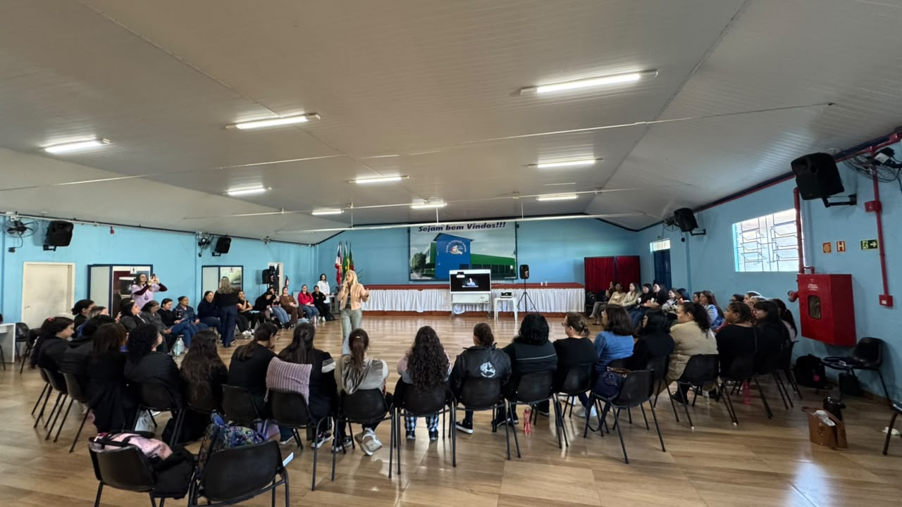 Palestra na Associação Vó Maria orienta servidoras sobre prevenção e combate à violência contra a mulher