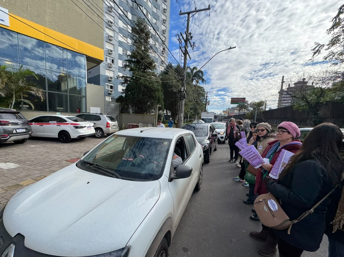 Blitz reforça conscientização sobre a prevenção da violência contra a pessoa idosa em Canoas