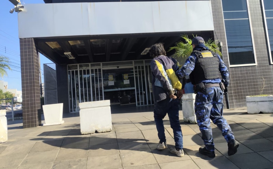Guarda Municipal prende homem por tentativa de furto de fios em igreja no bairro Fátima