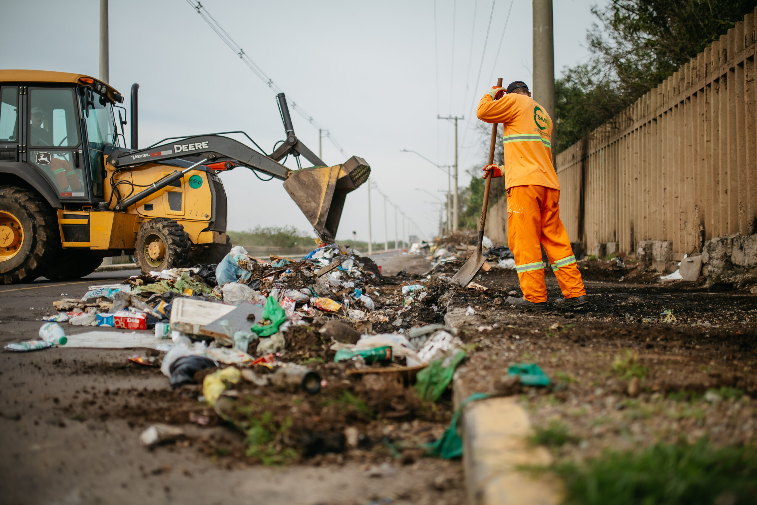 Prefeitura intensifica limpeza na Rua Curitiba e reforça combate ao descarte irregular de lixo
