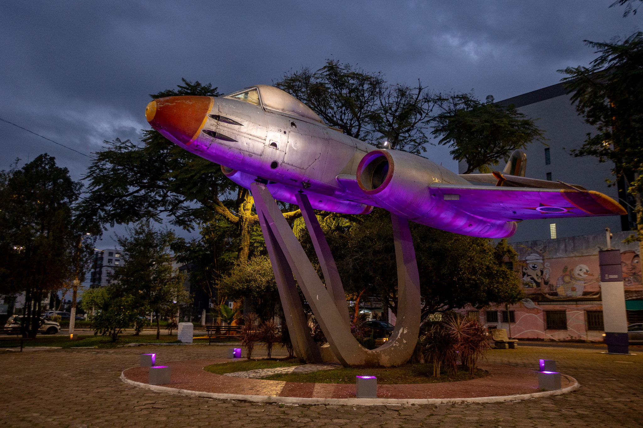 Iluminação na Praça do Avião marca ações do Agosto Lilás em Canoas