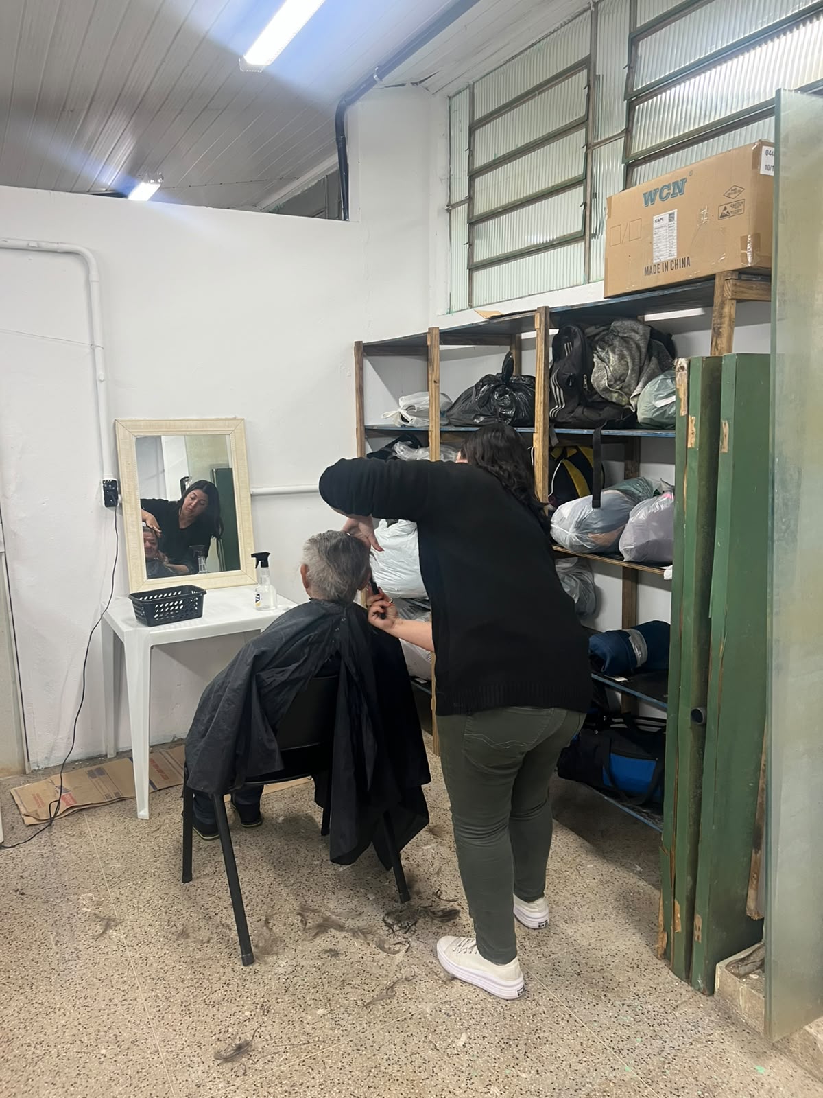 Parceria leva cuidados de cabelo e barba aos usuários do Albergue Municipal de Canoas