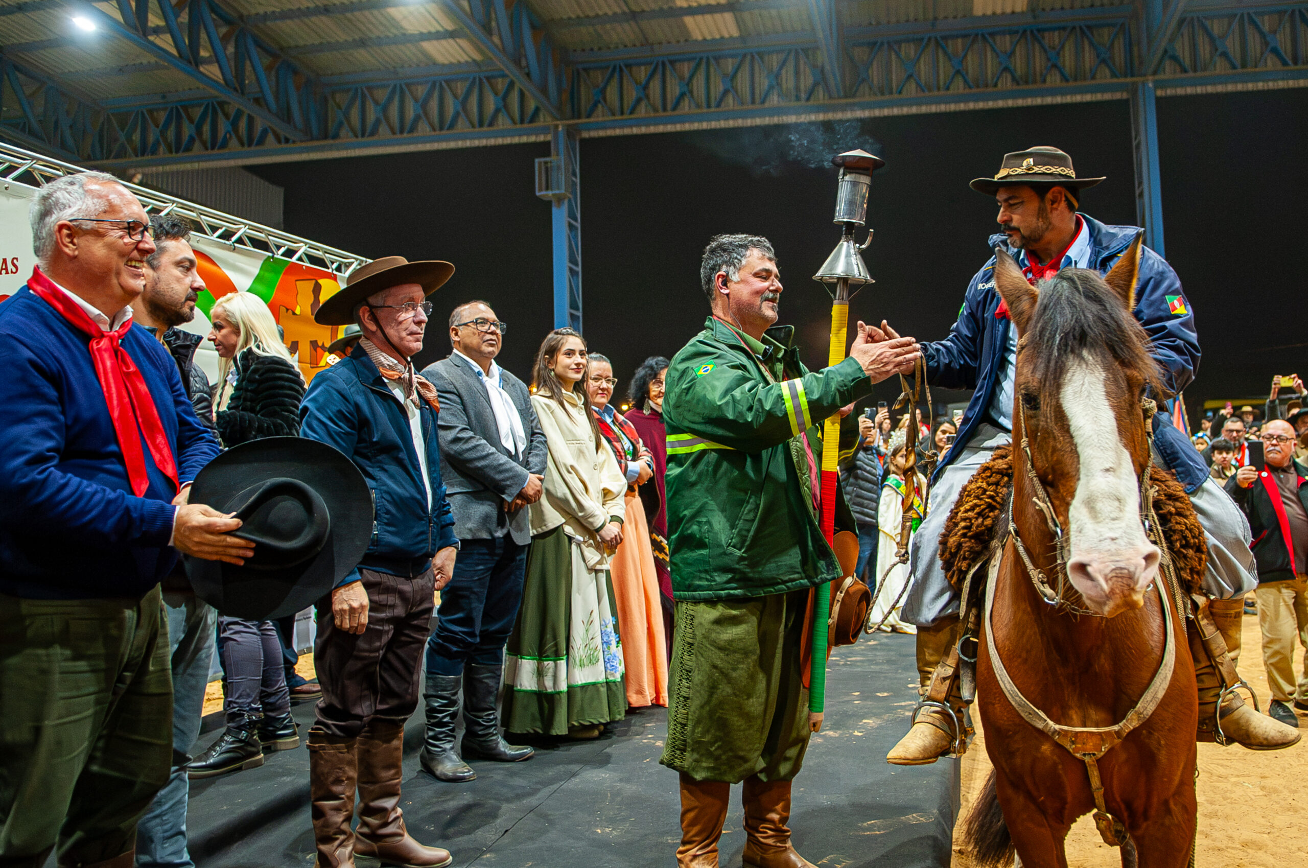 Chegada da Chama Farroupilha marca a noite de domingo da 32ª Semana Farroupilha de Canoas