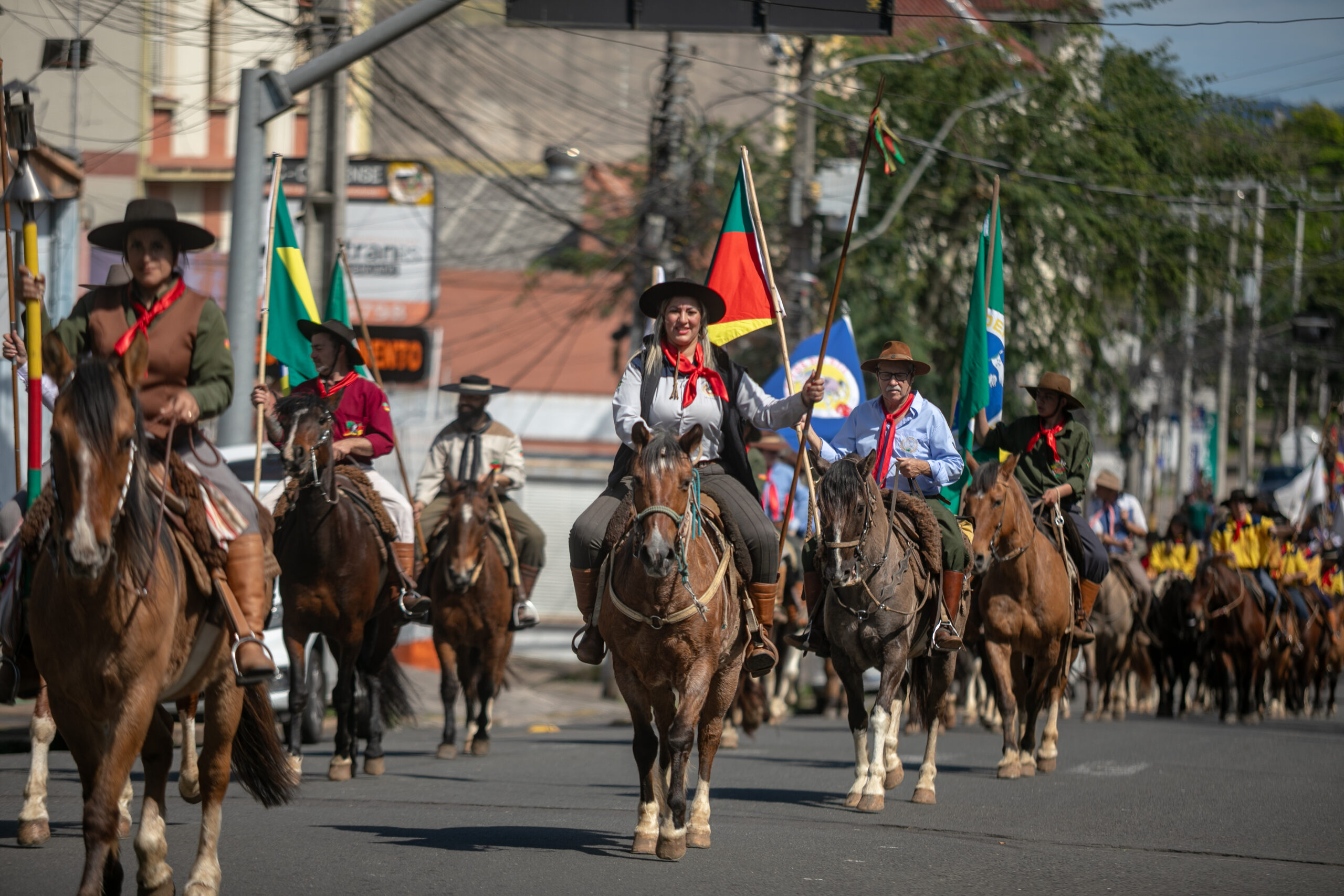 Tradição toma as ruas de Canoas com desfile de mais de 500 cavaleiros em comemoração ao 20 de Setembro