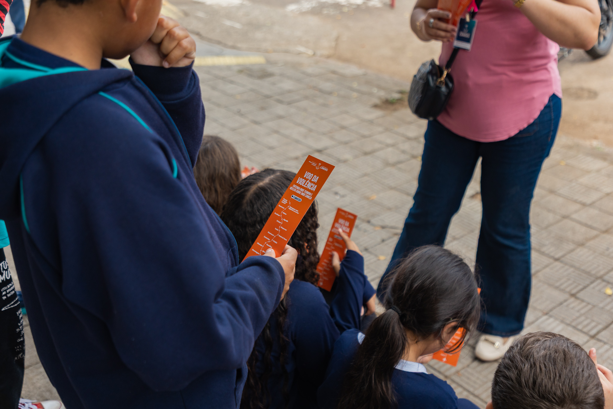 Ação do Dia 25 Laranja leva conscientização sobre violência contra a mulher à 41ª Feira do Livro de Canoas